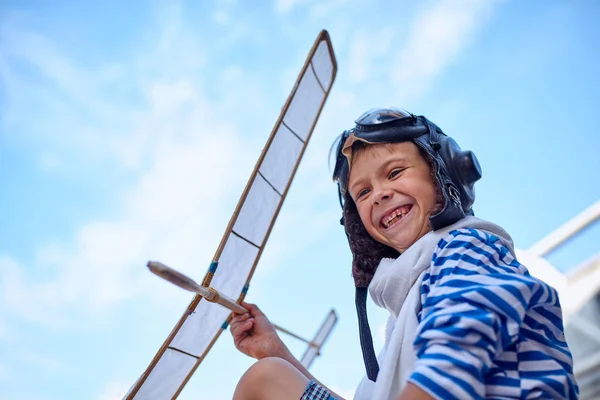 Kinderen lopen het vliegtuig in de lucht — Stockfoto