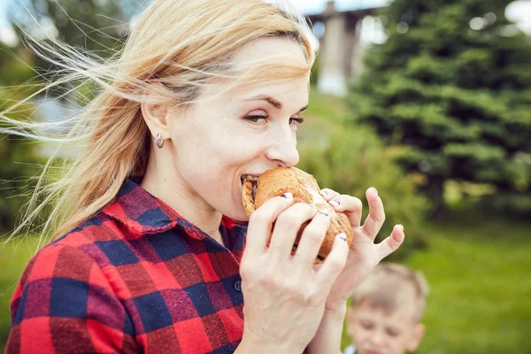 Flickan går i parken . — Stockfoto