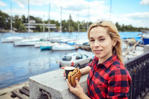 Das Mädchen spaziert im Park . — Stockfoto