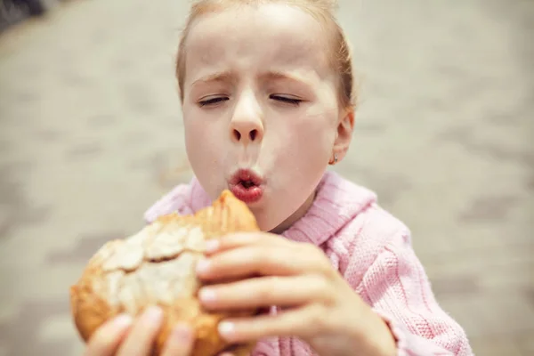 Девушка ест молоток, крупным планом — стоковое фото