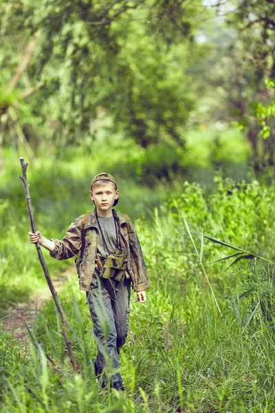 若い子の少年、観光概念の屋外のポートレート — ストック写真