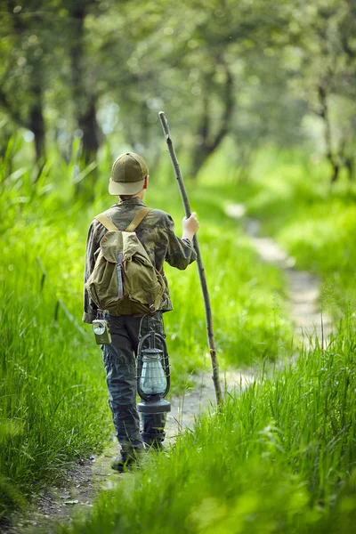 若い子の少年、観光概念の屋外のポートレート — ストック写真