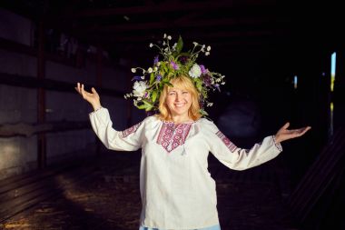 Bir ahırda güzel Ukraynalı kadın