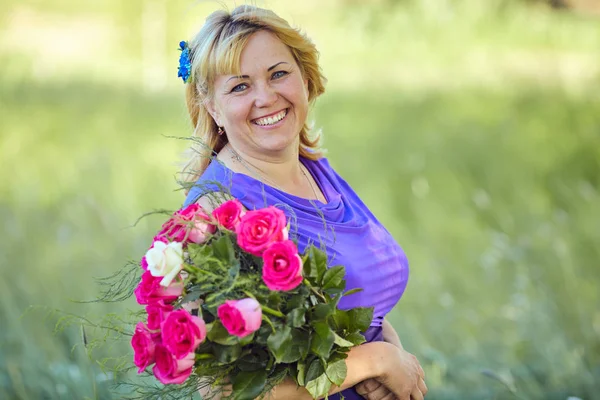 Ragazza ridendo con bouquet in mano — Foto Stock