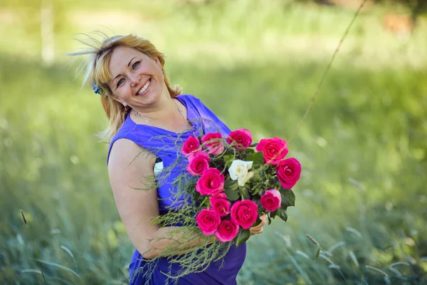 Ragazza ridendo con bouquet in mano — Foto Stock