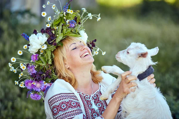 Dorfmädchen auf einer Wiese mit einer Ziege — Stockfoto