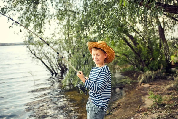 Pesca in estate, esca, galleggiante . — Foto Stock