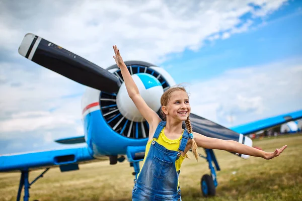 Gelukkige familie met weekend in de zomer park — Stockfoto