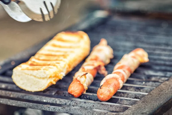 Koken hotdog op de grill — Stockfoto