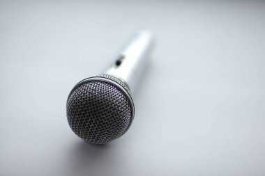 Arka planda karaoke için mikrofon.