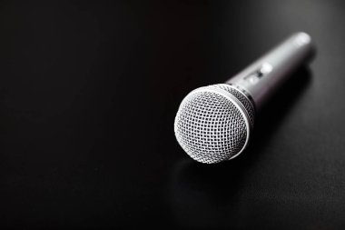 Arka planda karaoke için mikrofon.