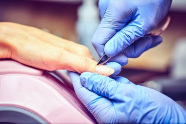  Şevval Özçelik Güzellik dosya bir müşteriye çivi .