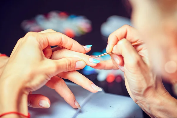 De maker van de manicure is het toepassen van vernis — Stockfoto