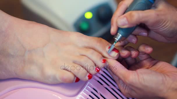 Chica en guantes maneja las uñas con un cortador de fresado para la manicura — Vídeos de Stock