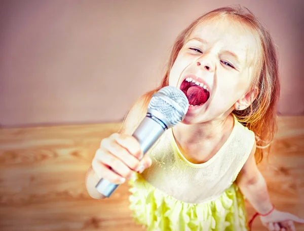 마이크에 노래 하는 아이 — 스톡 사진