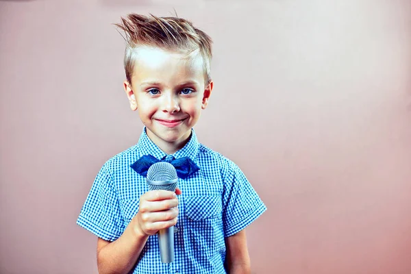 마이크에 노래 하는 아이 — 스톡 사진