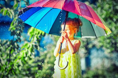 Bir şemsiye onun elinde bir kız