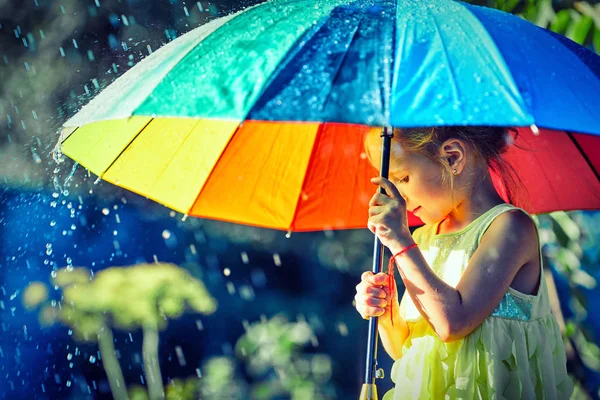 Une fille dans un parapluie dans sa main — Photo