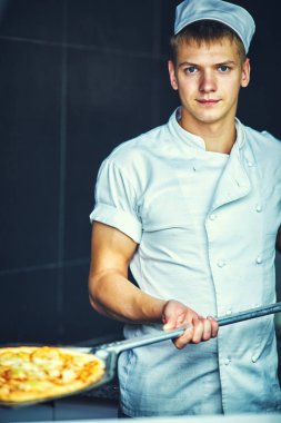 Büyük bir pizza aşçı tutar