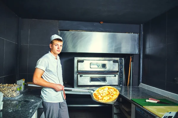 The cook keeps a big pizza — Stock Photo, Image
