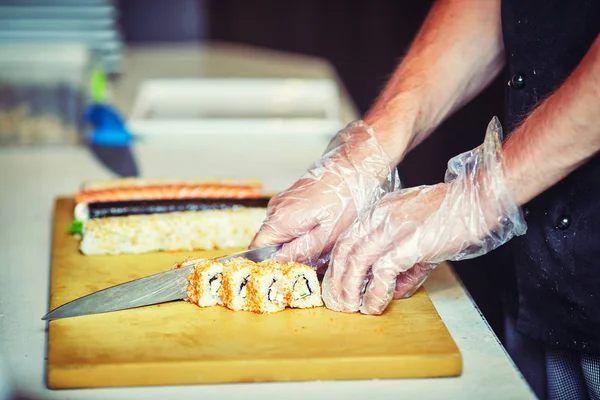 Kocken förbereder sushi restaurang . — Stockfoto