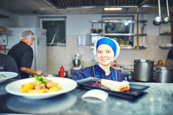 Cook chef at restaurant kitchen . — Stock Photo, Image