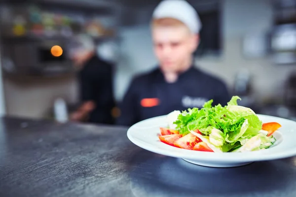 Cook kock på restaurangkök — Stockfoto