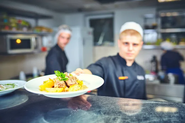 Cook chef at restaurant kitchen — Stock Photo, Image