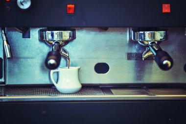 Restoranda kahve pişirme .