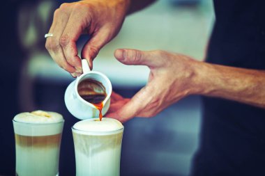 Restoranda kahve pişirme .