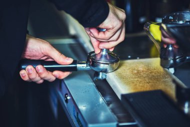 Restoranda kahve pişirme .