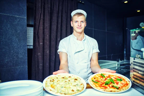 The cook keeps a big pizza — Stock Photo, Image