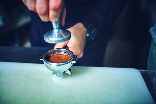 Cucinare il caffè nel ristorante  . — Foto Stock