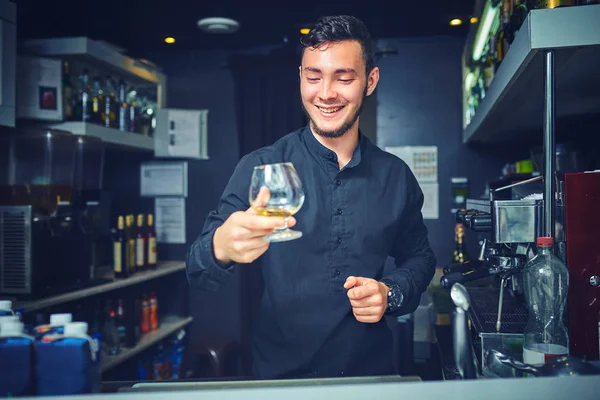 Barman wylaniem ducha twardego do okularów — Zdjęcie stockowe