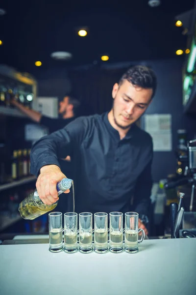 Bartendern hälla hårt anda i glas — Stockfoto