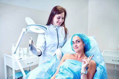 Güzellik uzmanı hastanın yüz için bakıyor