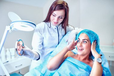 Güzellik uzmanı hastanın yüz için bakıyor