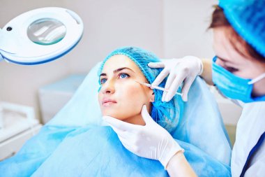 İşaretli yüzüne botox enjeksiyon alma kadınla