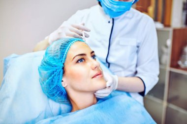 İşaretli yüzüne botox enjeksiyon alma kadınla