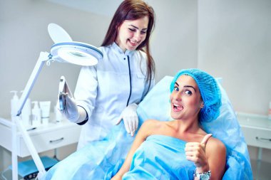 Güzellik uzmanı hastanın yüz için bakıyor