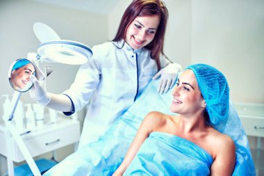 Güzellik uzmanı hastanın yüz için bakıyor