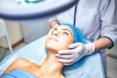 Güzellik uzmanı hastanın yüz için bakıyor
