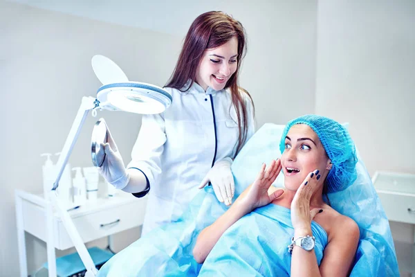 Il cosmetologo si prende cura del viso del paziente — Foto Stock