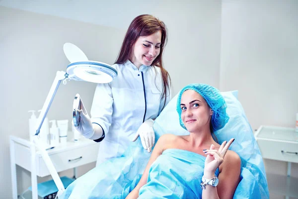 Güzellik uzmanı hastanın yüz için bakıyor