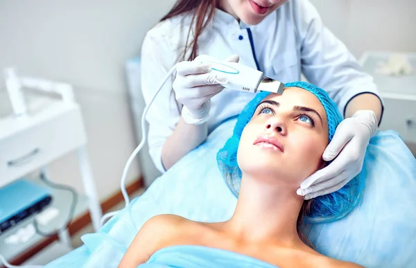 A kozmetikus caring részére a beteg arca — Stock Fotó