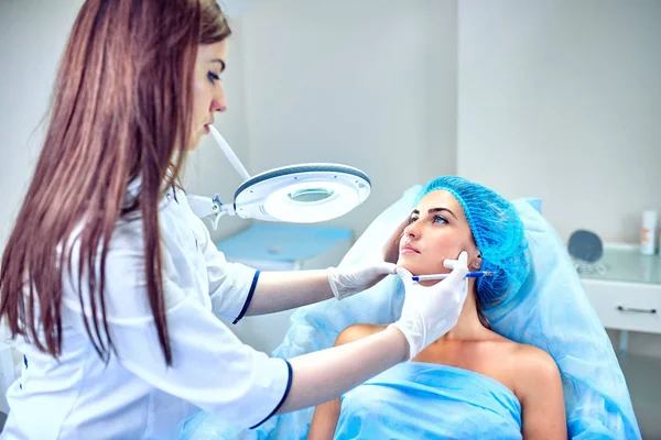 Kosmetolog jest troska o pacjenta twarz — Zdjęcie stockowe