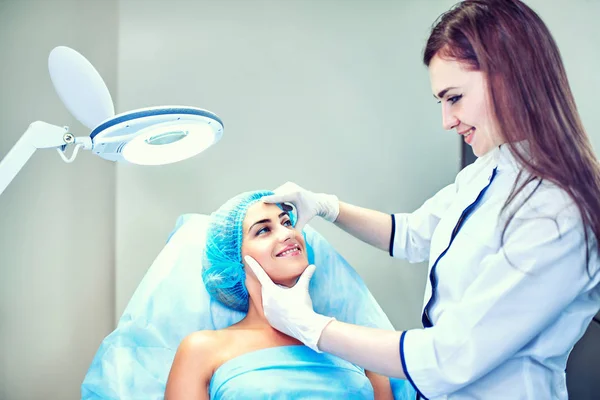 患者の顔の世話をされ、美容師 — ストック写真