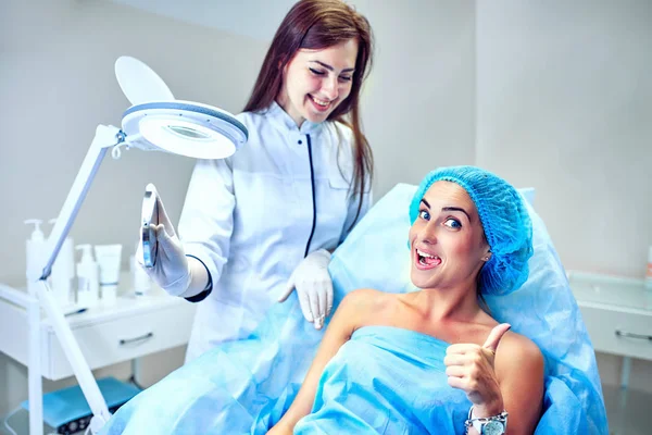 Güzellik uzmanı hastanın yüz için bakıyor