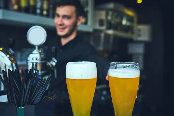 Bartender som betjänar kunder i upptagen Bar — Stockfoto