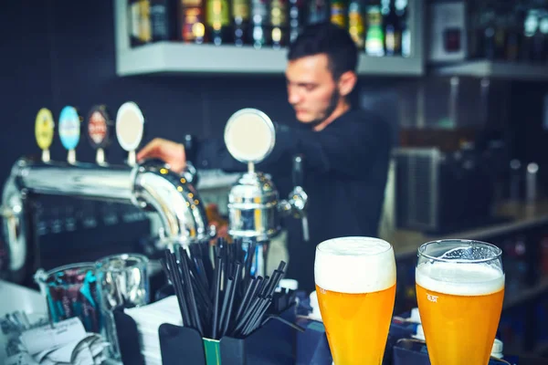 Bartender som betjänar kunder i upptagen Bar — Stockfoto